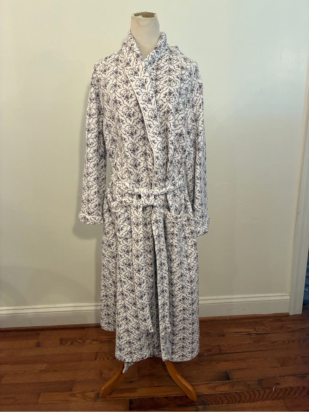 Eileen West White and Navy Floral Wrap Robe
